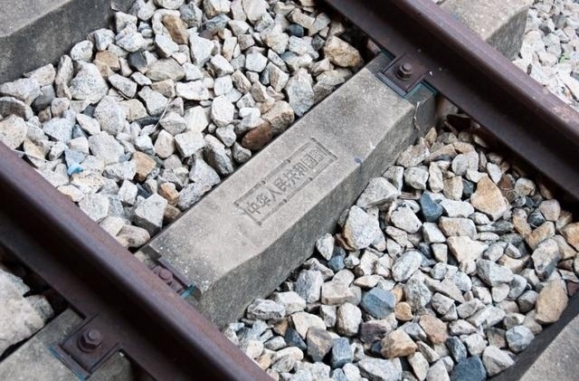 坦贊鐵路鋼筋混凝土軌枕上的“中華人民共和國(guó)制”字樣清晰可辨。