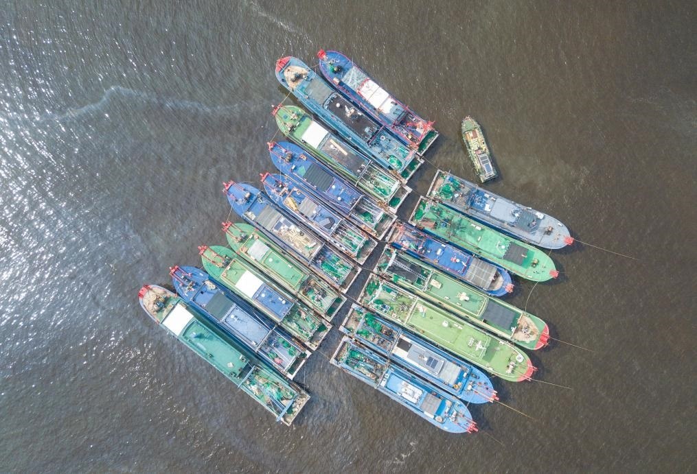 9月4日，船只在海南省海口市新港碼頭?？勘茱L(fēng)（無人機(jī)照片）。新華社記者 蒲曉旭 攝