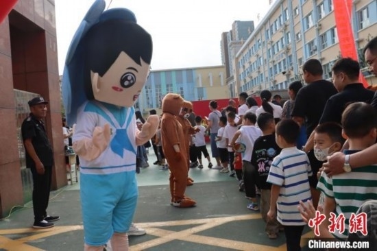 圖為衡水市新苑小學(xué)，老師穿上玩偶服裝歡迎新生入學(xué)。王天祥 攝