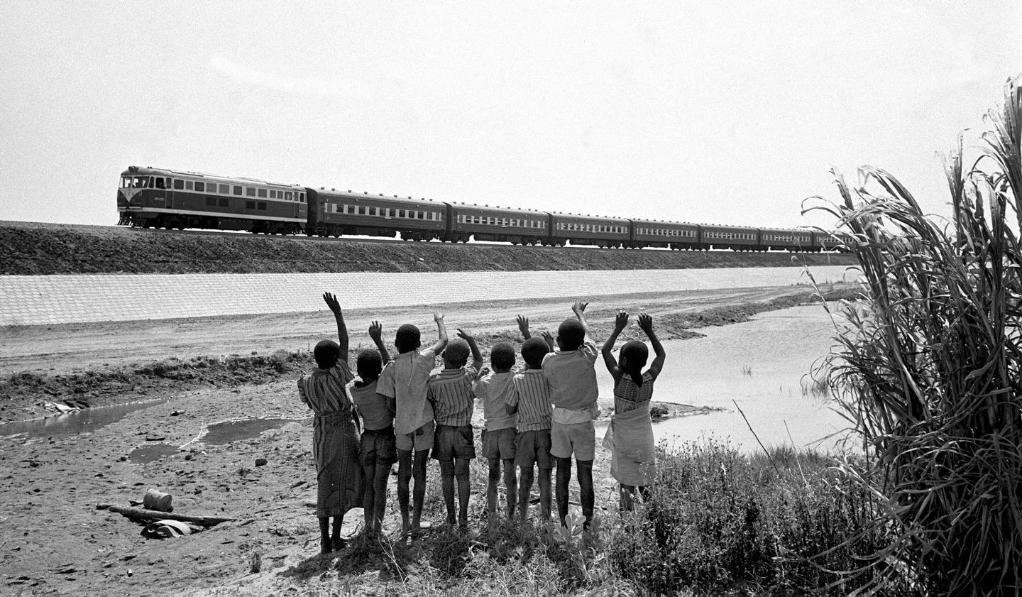 贊比亞魯西瓦西湖畔的少年兒童歡迎坦贊鐵路的列車(chē)通到他們的家鄉(xiāng)（1976年攝）。新華社發(fā)