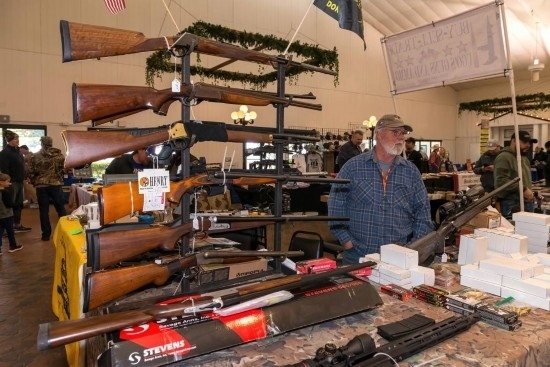 這是2022年1月22日在美國達(dá)拉斯槍展上拍攝的槍支。新華社發(fā)（李琳攝）