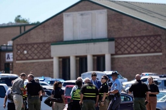 9月4日，在美國佐治亞州巴羅縣溫德市，警察聚集在發(fā)生槍擊事件的阿巴拉契高中外。新華社/美聯(lián)