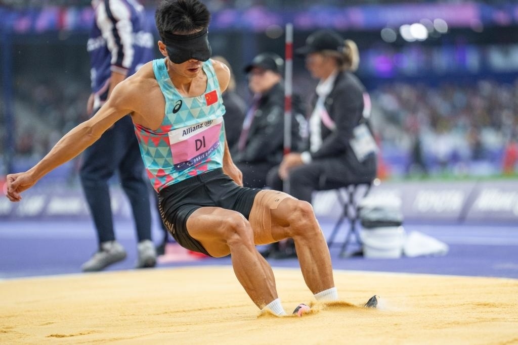 8月30日，邸東東在巴黎殘奧會(huì)田徑男子跳遠(yuǎn)T11級(jí)決賽中試跳。新華社記者 黃偉 攝