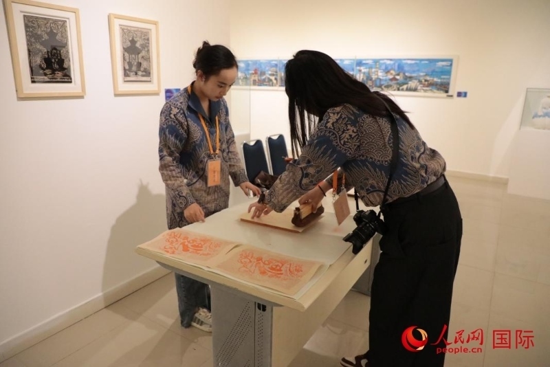 展覽現(xiàn)場(chǎng)的拓印技藝體驗(yàn)工坊。人民網(wǎng)記者曹師韻攝