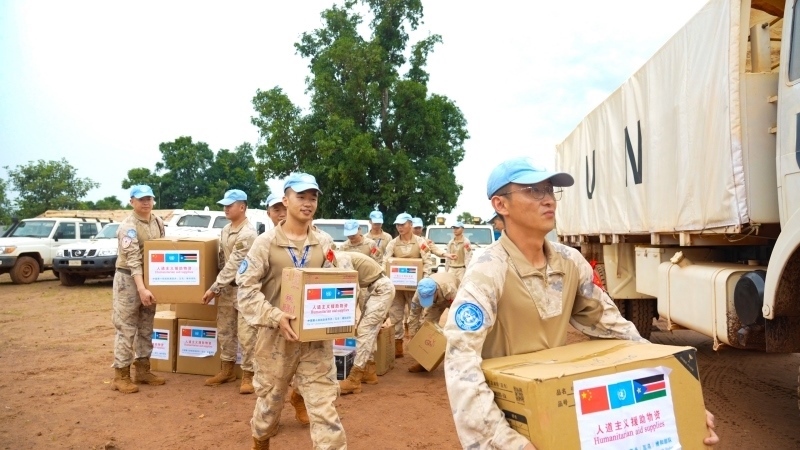 搬運援助物資。孫千攝
