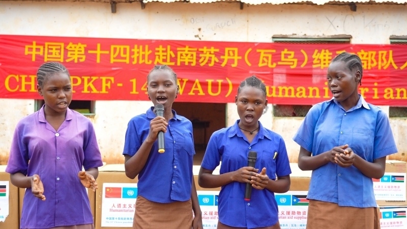 動聽的歌聲歡迎中國官兵。王軍杰攝