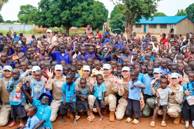 維和官兵與學生進行合影。殷亦豪攝