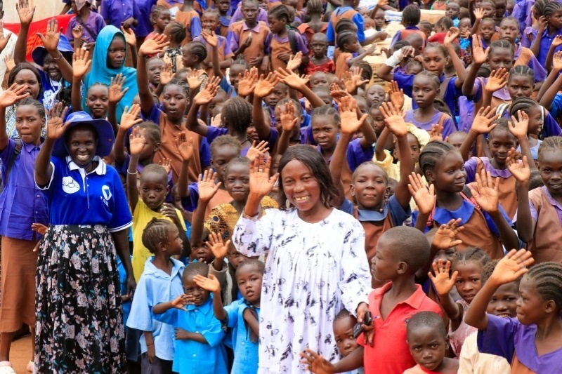 學校師生送別維和官兵。王軍杰攝