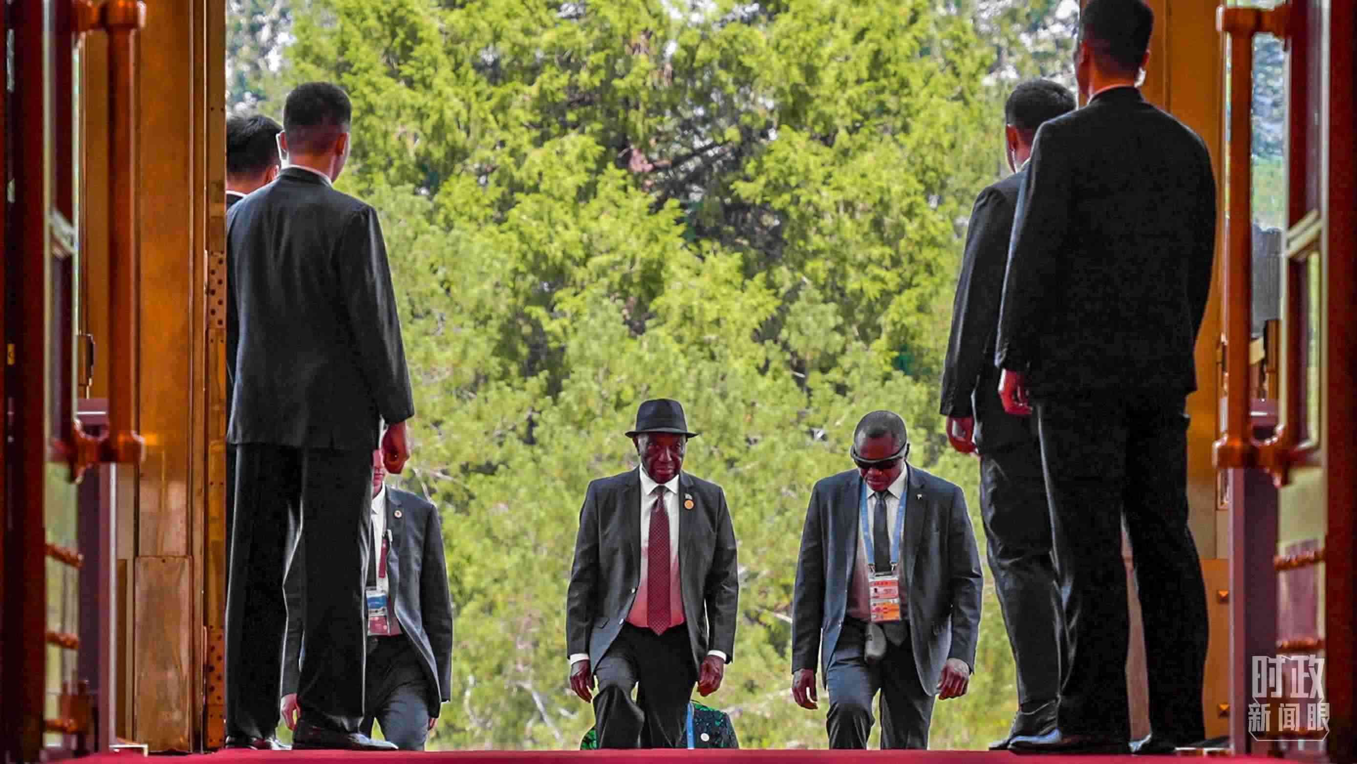 利比里亞總統(tǒng)博阿凱步入人民大會(huì)堂。（總臺(tái)央視記者蔣碩拍攝）