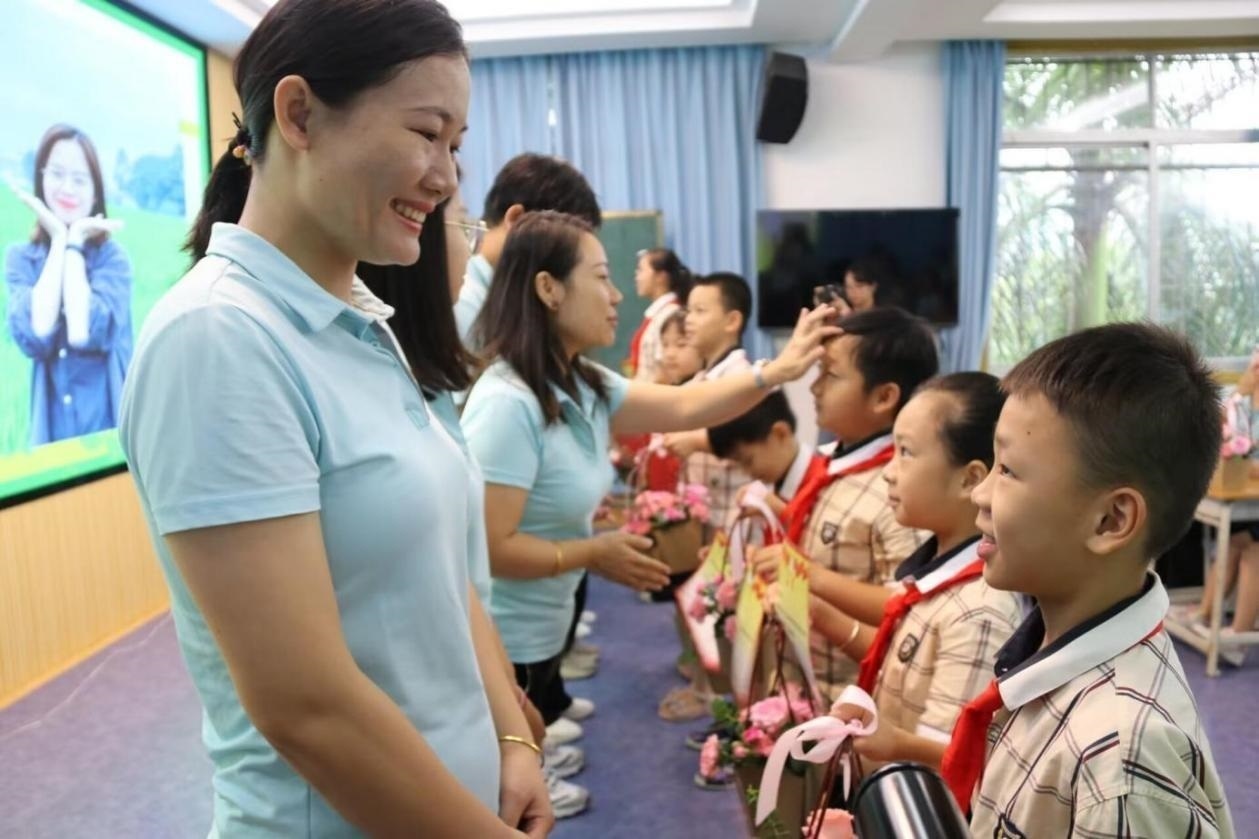 2023年教師節(jié)前，廣西南寧一所學(xué)校，學(xué)生向老師獻(xiàn)上鮮花、賀卡。