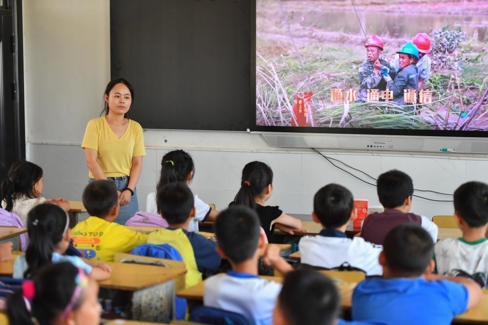 今年夏天，湖南華容縣等地遭受洪澇災(zāi)害。9月，華容縣一所學(xué)校，老師通過講述防災(zāi)救災(zāi)故事，引導(dǎo)孩子們知情、共情，汲取成長的力量。