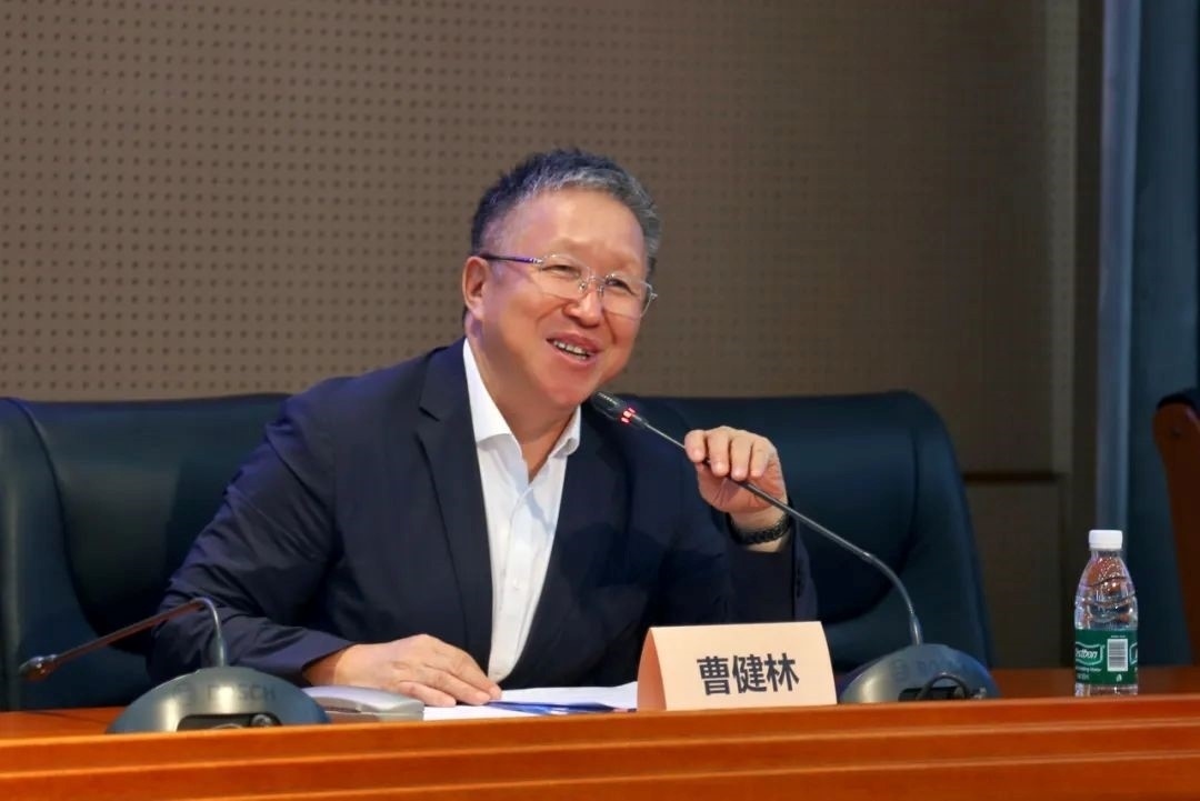 科技部原副部長(zhǎng)、十三屆全國政協(xié)教科衛(wèi)體委員會(huì)副主任、現(xiàn)任季華實(shí)驗(yàn)室理事長(zhǎng)、主任曹健林致辭。主辦方供圖