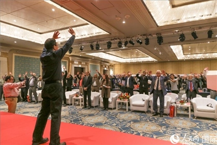 孫武權(quán)現(xiàn)場表演中醫(yī)傳統(tǒng)功法易筋經(jīng)。人民網(wǎng)記者黃培昭攝