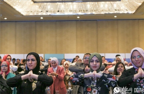 活動現(xiàn)場，埃及民眾跟著孫武權(quán)體驗中醫(yī)傳統(tǒng)功法易筋經(jīng)。人民網(wǎng)記者黃培昭