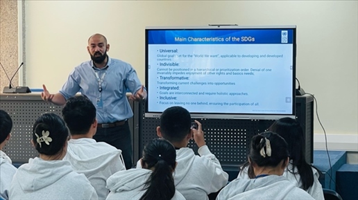 聯(lián)合國(guó)內(nèi)羅畢辦事處的工作人員為支隊(duì)成員講解可持續(xù)發(fā)展目標(biāo)。林源攝