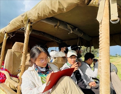 支隊(duì)成員開展長(zhǎng)頸鹿監(jiān)測(cè)國(guó)際志愿工作。林源攝