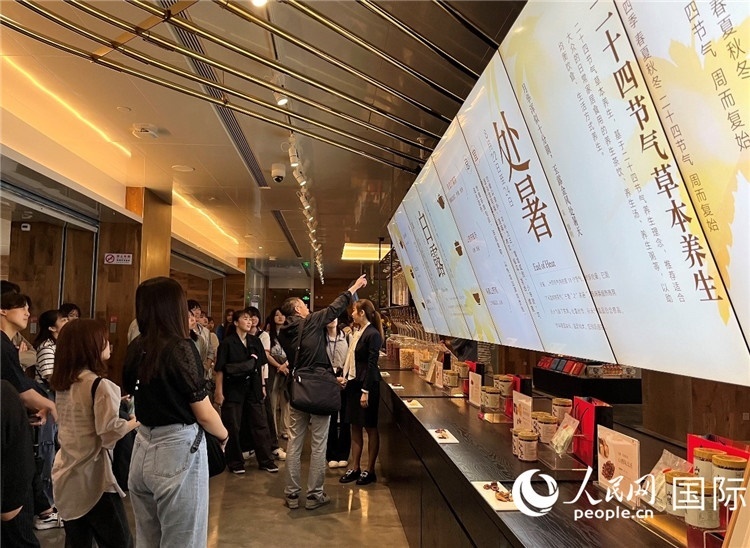 2. 日中友好協(xié)會青年代表團(tuán)一行學(xué)習(xí)24節(jié)氣養(yǎng)生知識。（人民網(wǎng)記者陳思 攝）