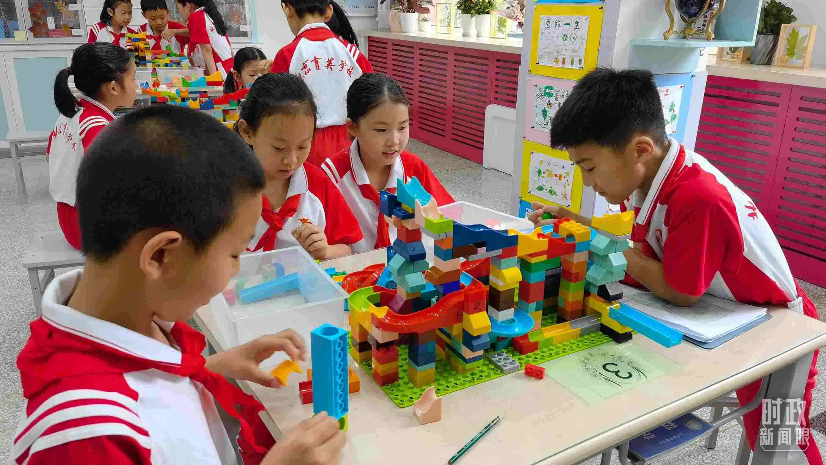  △這是北京育英學(xué)校的科學(xué)教室。2023年5月，習(xí)近平在這里調(diào)研時(shí)，希望同學(xué)們從小樹立“科技創(chuàng)新、強(qiáng)國有我”的志向。（總臺(tái)央視記者石丞拍攝）