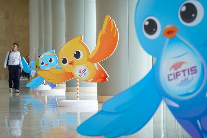 2024年9月11日在國家會議中心拍攝的服貿(mào)會吉祥物“福燕”形象。新華社記者 陳鐘昊 攝