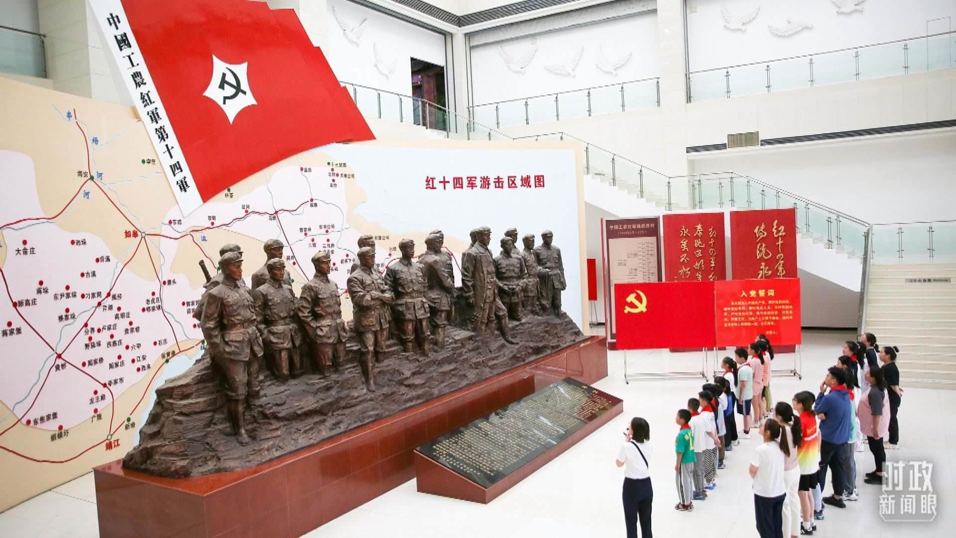 △2024年7月，江蘇南通，學(xué)生們參加暑期思政課實(shí)踐活動(dòng)，參觀紅十四軍紀(jì)念館。（圖/視覺中國）