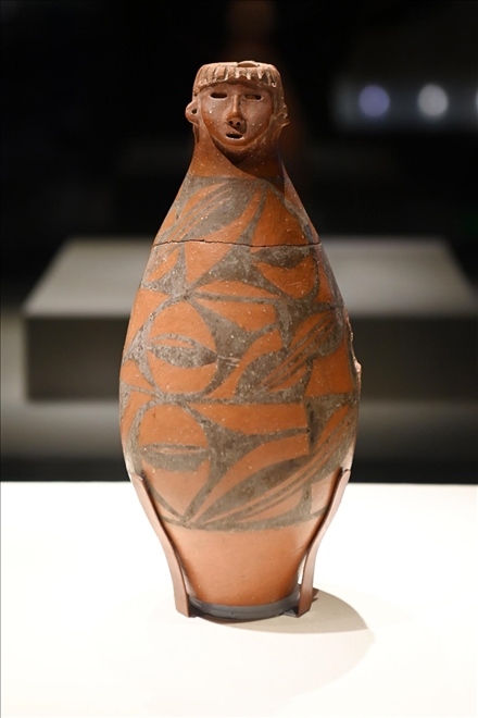 大地灣出土的人頭形器口彩陶瓶。新華社記者 范培珅 攝