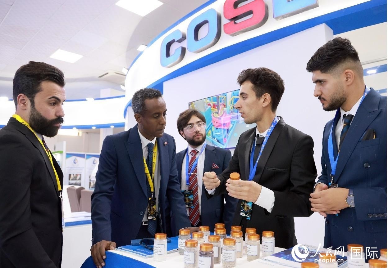 圖為中海油服工作人員在介紹產品。人民網記者 管克江攝