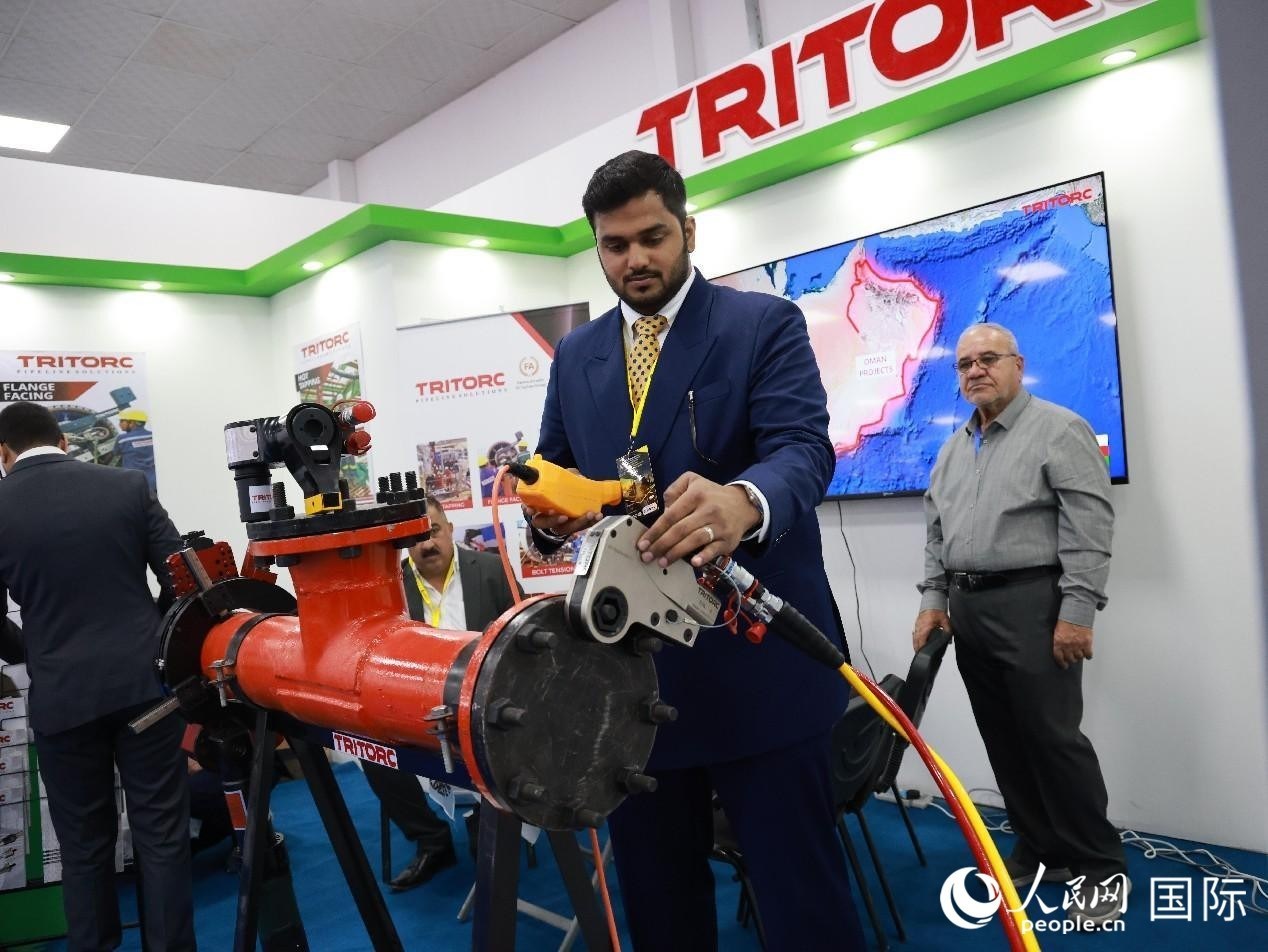 圖為一家油企工作人員在演示儀器操作。人民網記者管克江攝