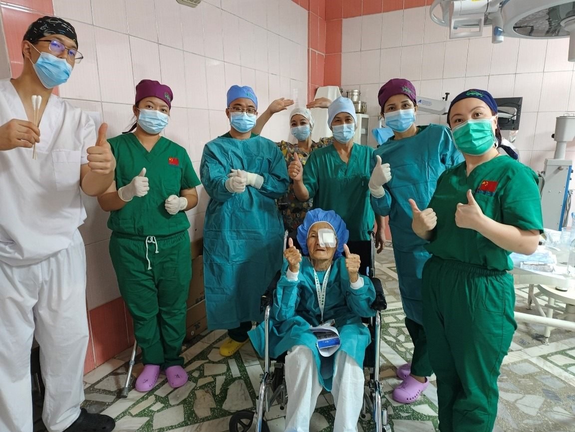 中方醫(yī)療團隊與患者術后合影 健康快車光明行項目供圖