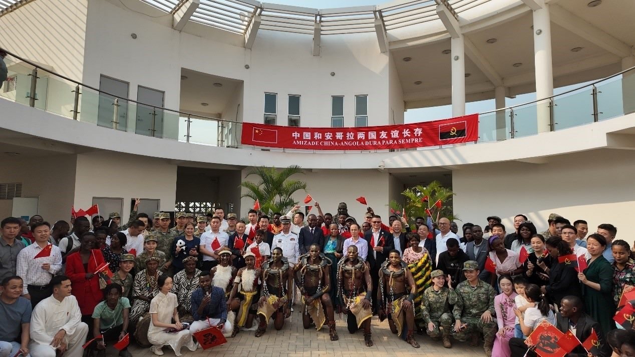 文化聯(lián)誼活動(dòng)合影。內(nèi)圖大學(xué)孔子學(xué)院供圖