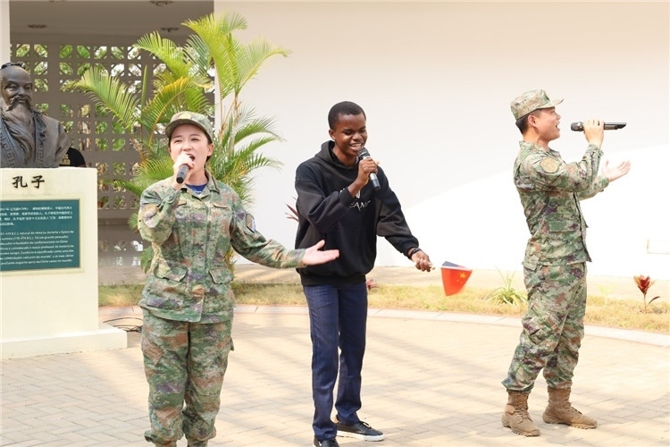 孔院學(xué)生與中國(guó)海軍官兵合唱《天地龍鱗》。內(nèi)圖大學(xué)孔子學(xué)院供圖