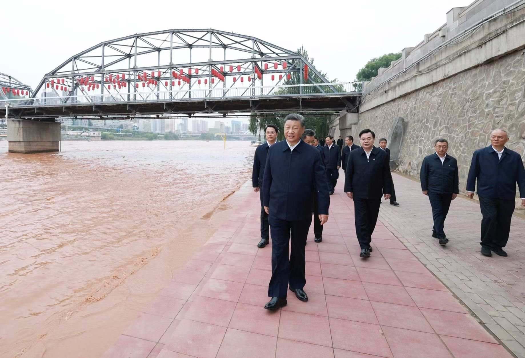 △9月11日下午，甘肅蘭州市黃河蘭州中山橋段，習(xí)近平總書記了解當(dāng)?shù)赝苿?dòng)黃河流域生態(tài)保護(hù)等情況。