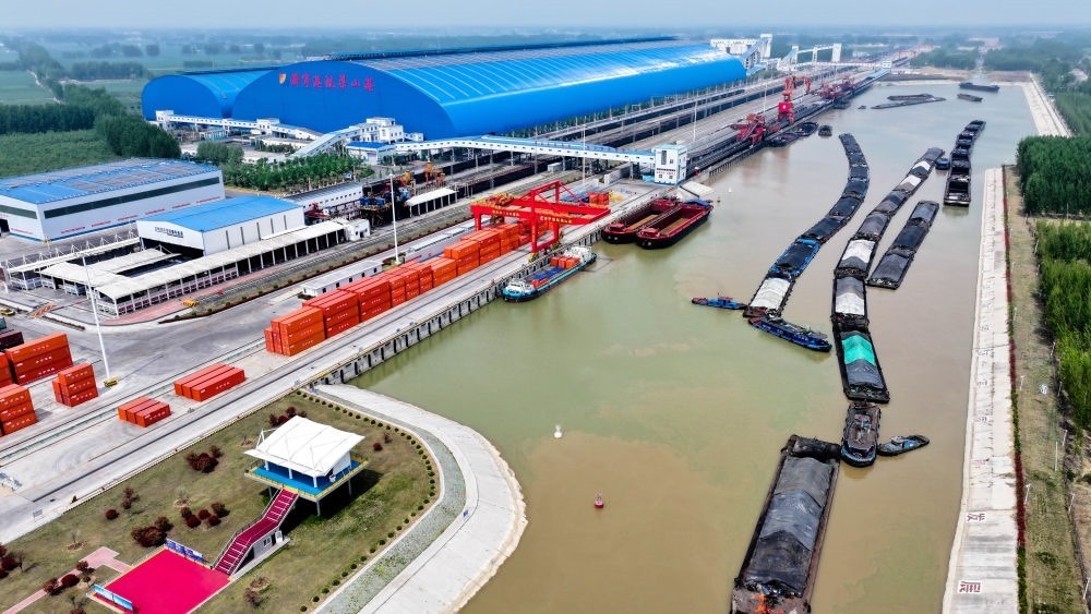 2024年4月24日，船舶行駛在山東濟(jì)寧港航梁山港航道上（無(wú)人機(jī)照片）。近年來(lái)，山東省加快構(gòu)建沿黃陸海大通道，有效促進(jìn)黃河流域各省區(qū)物流降本增效，實(shí)現(xiàn)更高水平對(duì)外開(kāi)放。