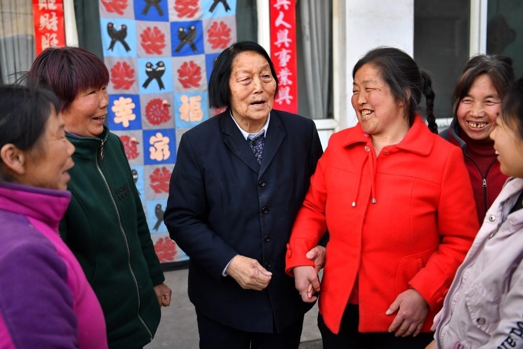 2019年3月23日，申紀(jì)蘭（左三）在山西省平順縣西溝村與村民分享全國兩會精神。新華社記者 曹陽 攝