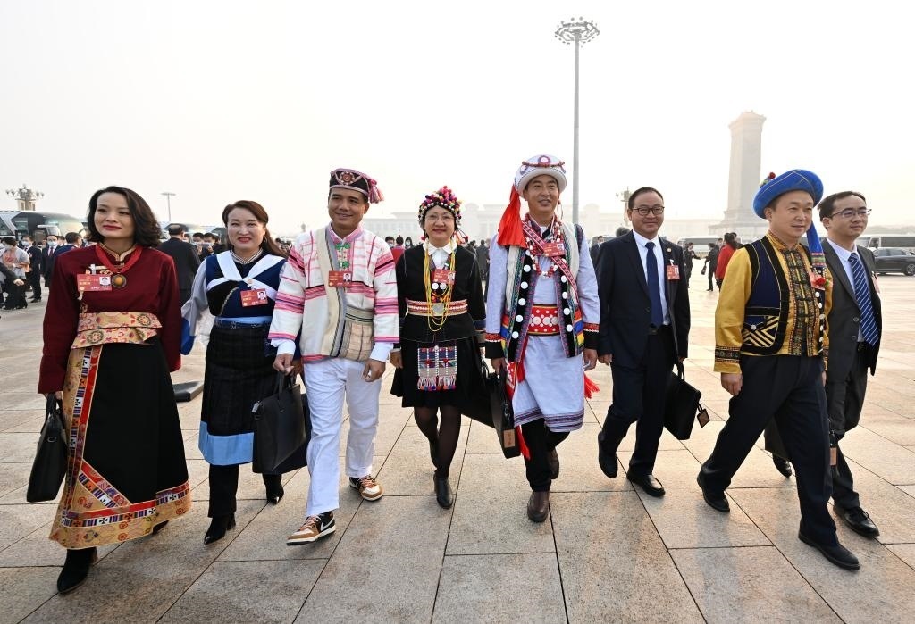 2023年3月5日，第十四屆全國人民代表大會第一次會議在北京人民大會堂開幕。這是全國人大代表走向會場。新華社記者 陳益宸 攝