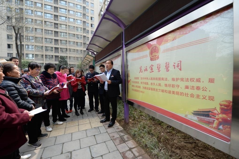 2018年3月20日，陜西寶倫律師事務(wù)所專職律師白銀濤（右一）在西安華遠(yuǎn)君城社區(qū)宣傳憲法知識。新華社記者 李一博 攝