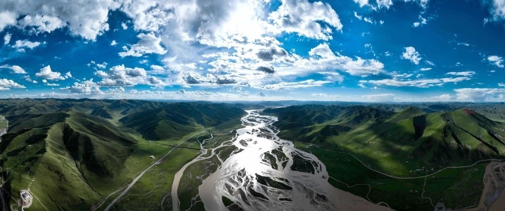 2024年7月31日在青海省果洛藏族自治州達(dá)日縣境內(nèi)拍攝的黃河（無(wú)人機(jī)全景照片）。