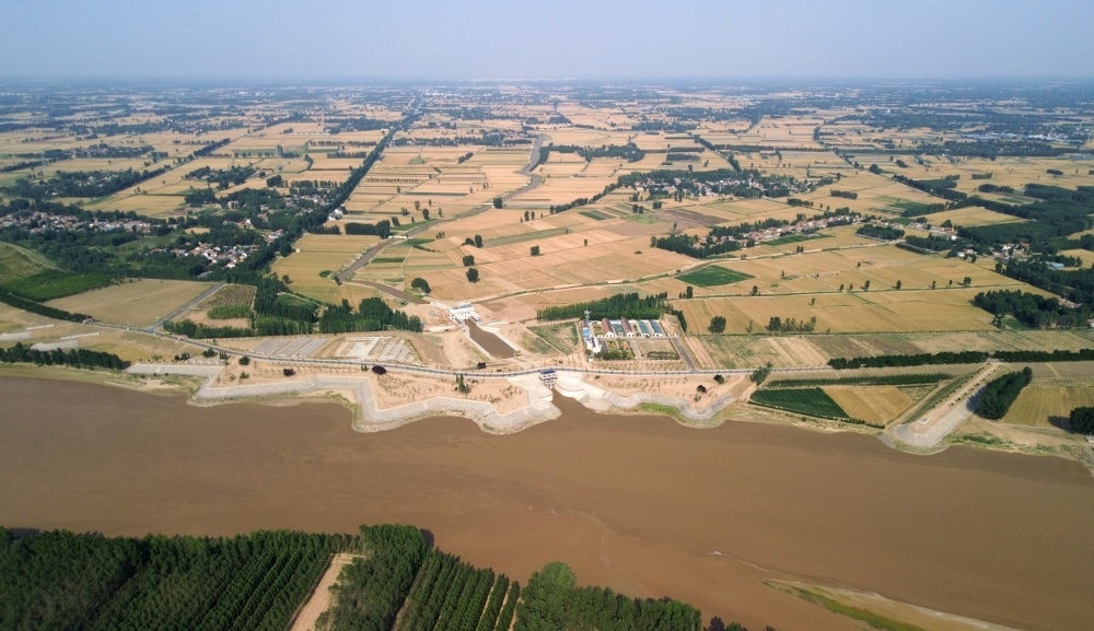 2024年6月19日，位于黃河高青段的馬扎子引黃閘開(kāi)閘引水（無(wú)人機(jī)照片）。5月1日至6月18日，山東省累計(jì)啟用引黃閘63座，引黃河水量10.06億立方米，保障農(nóng)業(yè)灌溉需求。