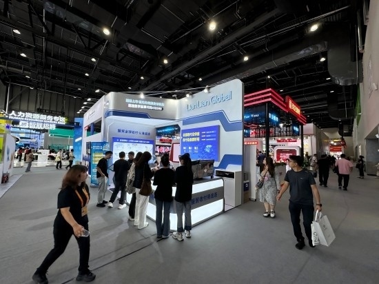 觀眾在展區(qū)了解相關(guān)金融服務(wù)。人民網(wǎng)記者 黃盛攝