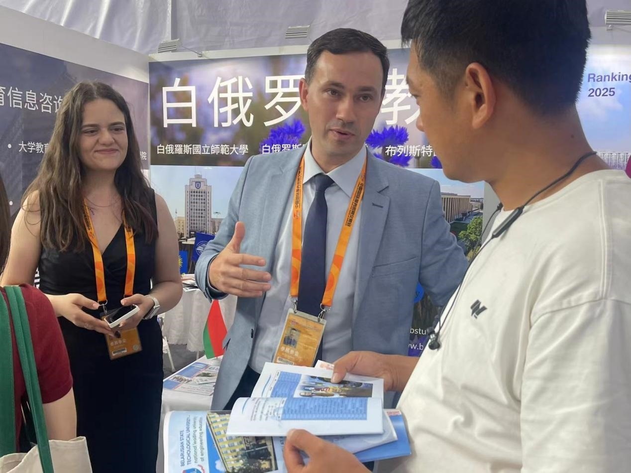 觀眾在展臺咨詢。人民網(wǎng)記者 何旭攝