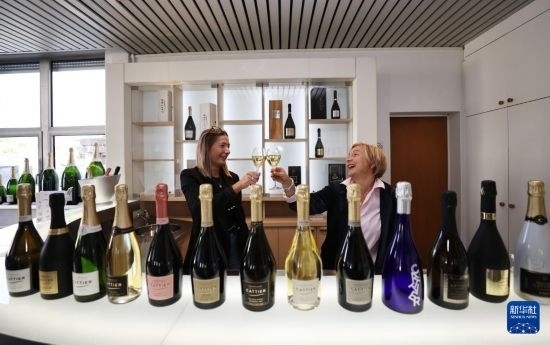 9月13日，在法國(guó)蘭斯附近的希尼萊羅斯，人們?cè)诩氧畞喛偛肯碛孟銠壘啤Ｐ氯A社記者 高靜 攝