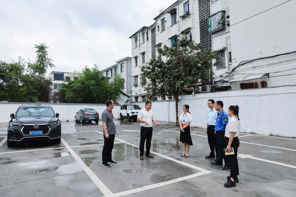 2024年9月11日，在浙江省湖州市，湖州吳興區(qū)人大代表、人大飛英街道工委代表及塔下街社區(qū)代表前往已改建的一處停車場進行實地調研，監(jiān)督該改建項目的完成情況。新華社記者 徐昱 攝