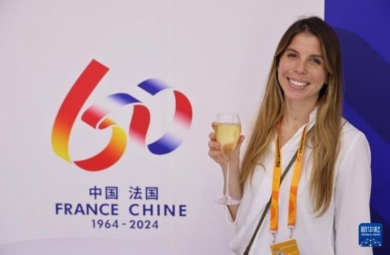9月12日，工作人員在服貿(mào)會(huì)法國(guó)國(guó)家館展示香檳酒。新華社記者 戚曉毅 攝