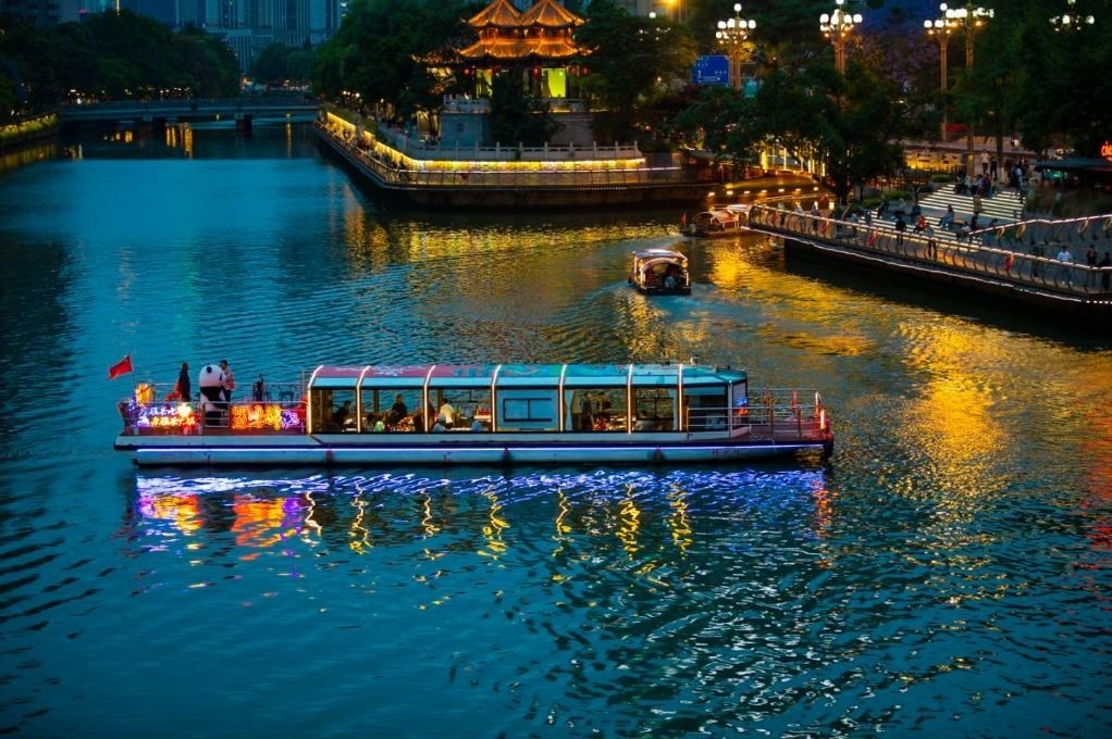 成都“夜游錦江”火鍋船。（唐斌治 攝）