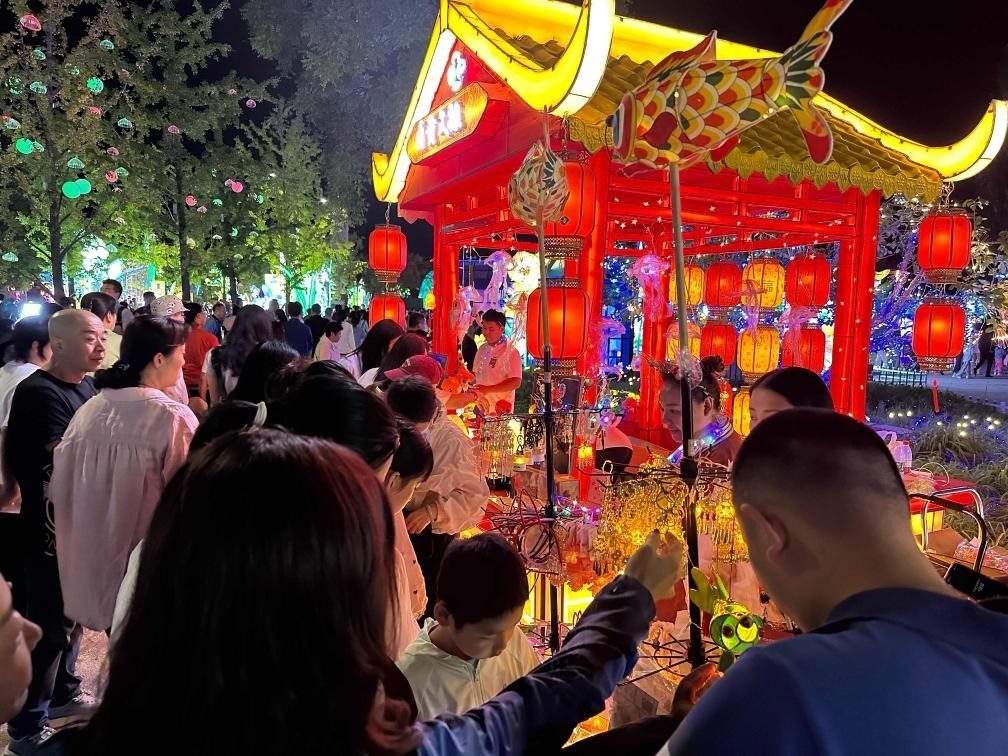 市民游客在2024年北京中秋國慶彩燈游園會上選購特色文創(chuàng)商品。新華社記者楊淑君 攝