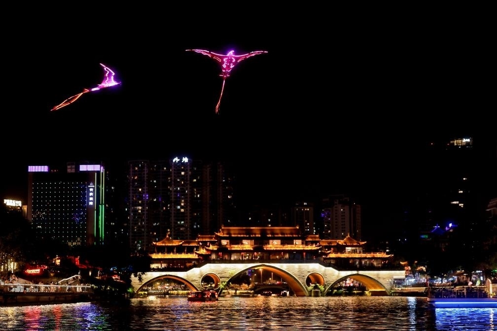 成都“夜游錦江”低空飛行裝置與游船伴飛。（唐斌治 攝）