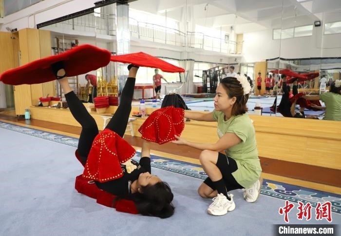 9月13日，來自老撾的紅姆(右)指導(dǎo)學(xué)員雜技動作。 馬天龍 攝