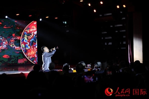 演出現(xiàn)場，演員帶來嗩吶獨(dú)奏《看秧歌》。人民網(wǎng)記者 楊一攝