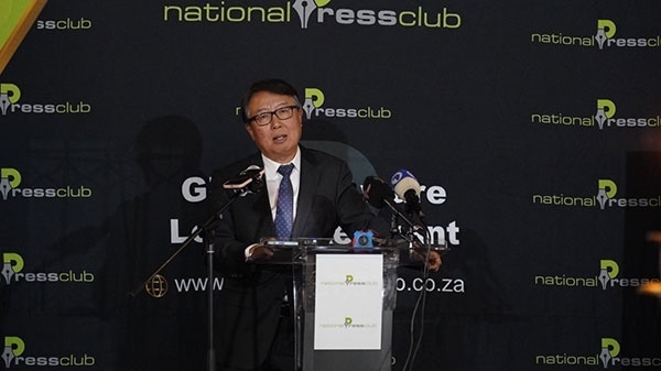 駐南非大使吳鵬出席中國(guó)駐南非使館同南國(guó)家新聞俱樂(lè)部聯(lián)合舉辦的中非合作論壇峰會(huì)成果宣介會(huì)并發(fā)表主旨講話。人民網(wǎng) 劉暢攝