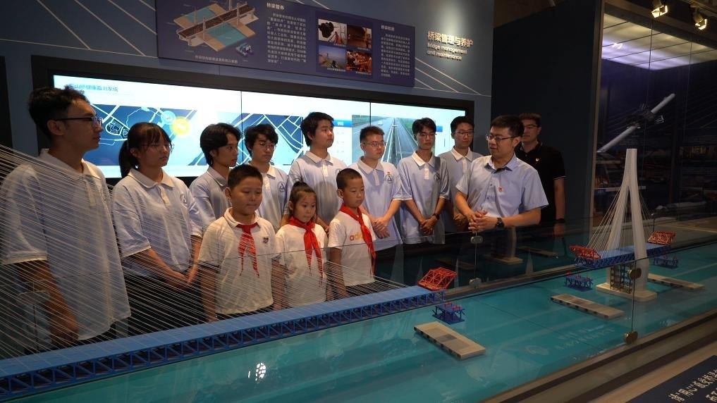 哈爾濱工業(yè)大學交通學院教師李順龍在中國橋梁博物館進行課程思政與橋梁科普。新華社發(fā)（張潤 攝）