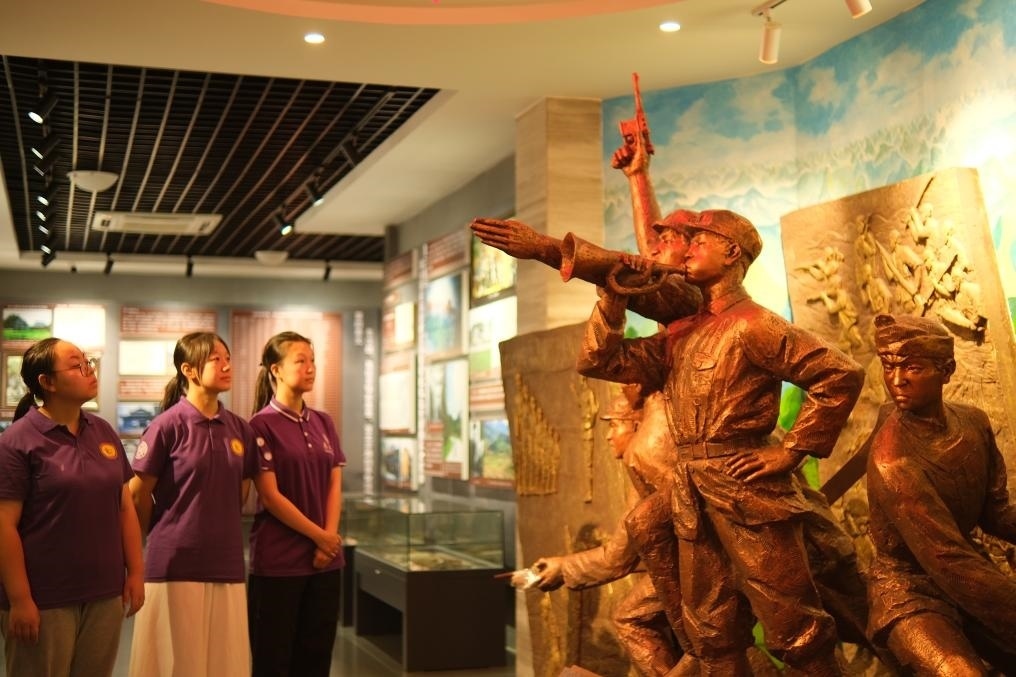 7月26日，南開大學實踐隊在環(huán)江革命陳列館了解毛南族人民在黨的領導下進行革命斗爭的歷程。（受訪者供圖）